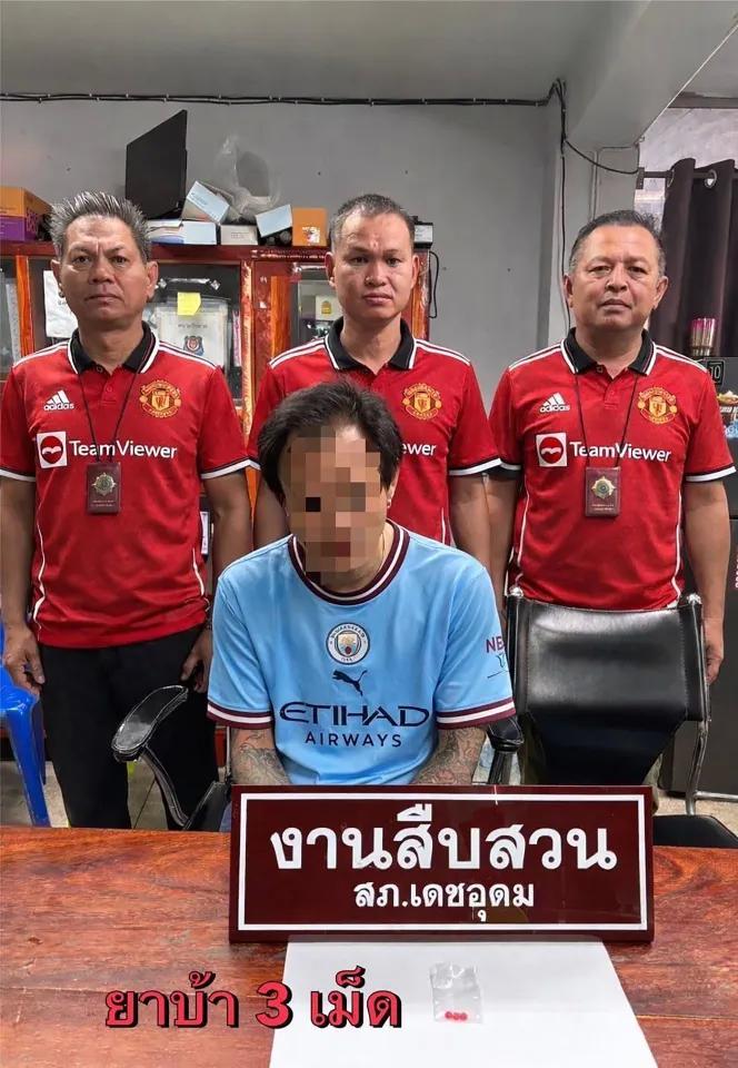 PG电子-太阳报：泰国一名曼城球迷被捕，警方晒照穿曼联球衣和他合影